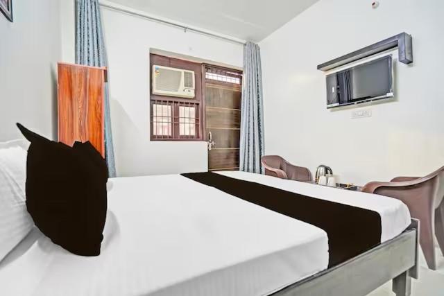 Rooftop Castle Hotel Noida Exterior photo