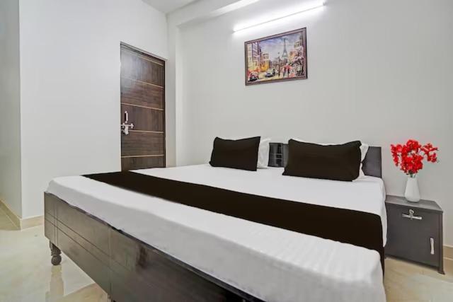 Rooftop Castle Hotel Noida Exterior photo
