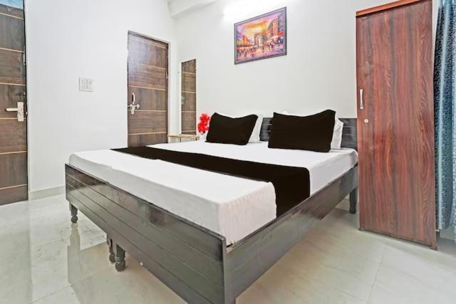 Rooftop Castle Hotel Noida Exterior photo